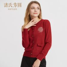 酒红色短毛衣怎么搭配衣服大全