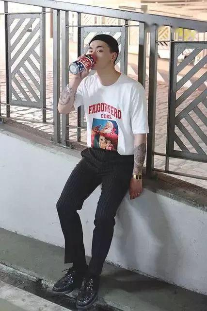 男士条纹西裤怎么搭配衣服