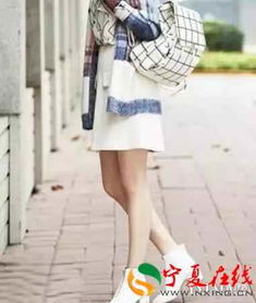 尖头白靴子搭配什么衣服(白靴子配什么衣服好看