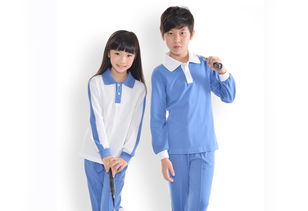 学生校服怎么搭配衣服(校服里面,穿什么样的衣服