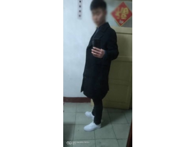 一身黑衣服搭配白鞋好看吗(一身黑衣服配白色鞋