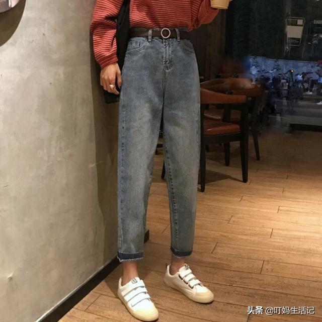 中学生女搭配深蓝色的牛仔哈伦裤用什么衣服，请配上图片？